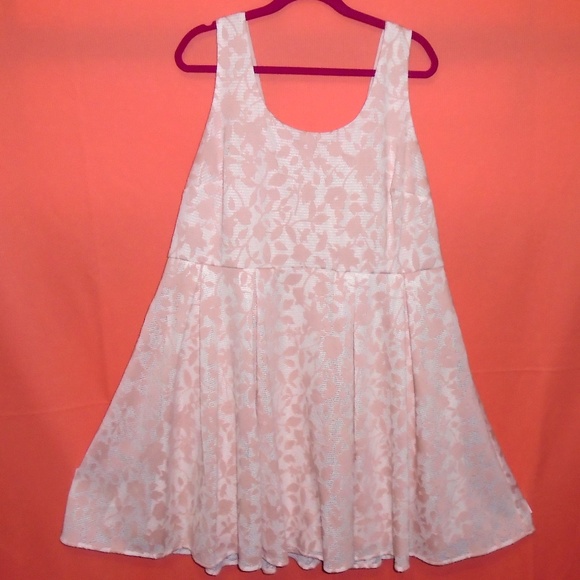 torrid Dresses & Skirts - Torrid Peach/Pink Lace Overlay Dress Size 20